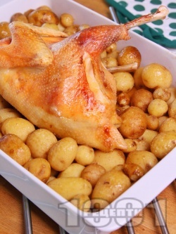 Печена домашна кокошка с пресни картофи на фурна - снимка на рецептата